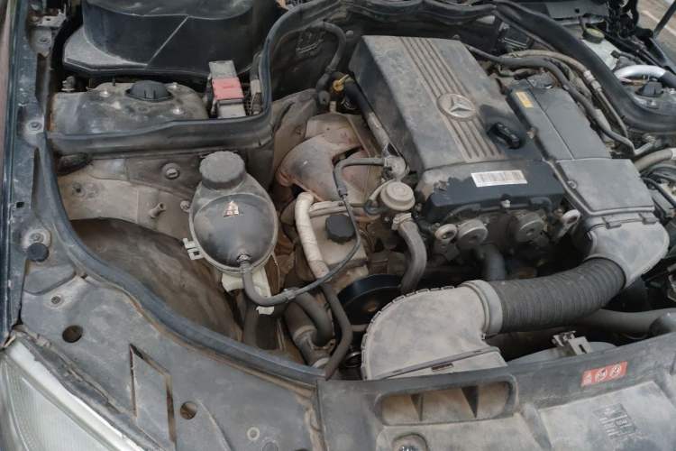 Used Mercedes-Benz C-Class 2010 C 180K Classic model Engine Bay Right