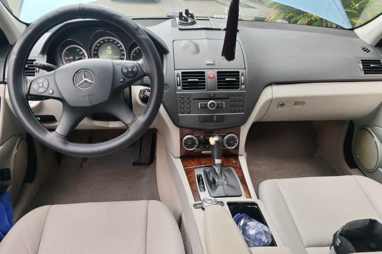 Used Mercedes-Benz C-Class 2010 C 200 CGI Elegance Model Center Console