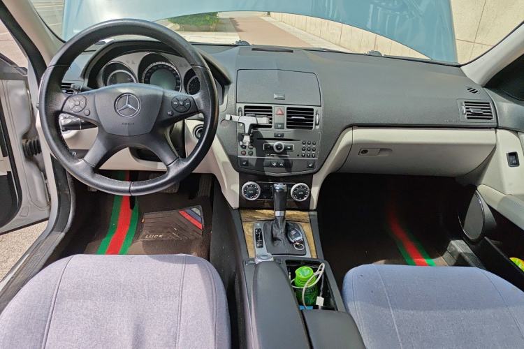 Used Mercedes-Benz C-Class 2010 C 300 Fashion Model Center Console