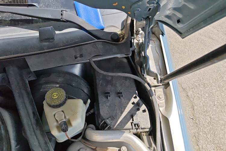 Used Mercedes-Benz C-Class 2010 C 300 Fashion Model Engine Bay Left