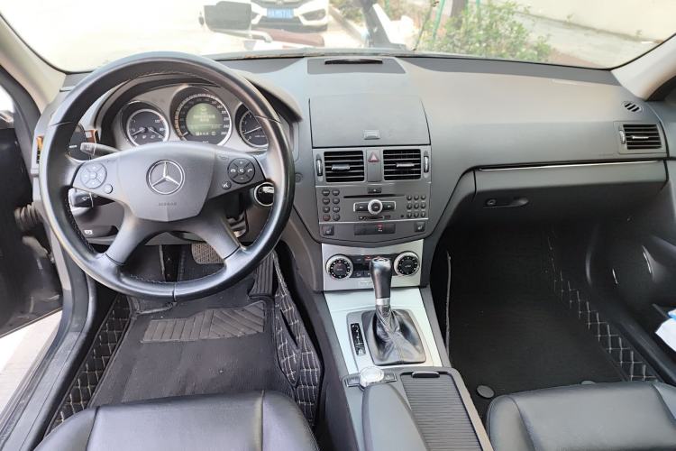 Used Mercedes-Benz C-Class 2010 C 300 Estate Center Console