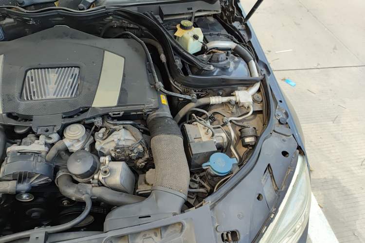Used Mercedes-Benz C-Class 2010 C 300 Estate Engine Bay Left