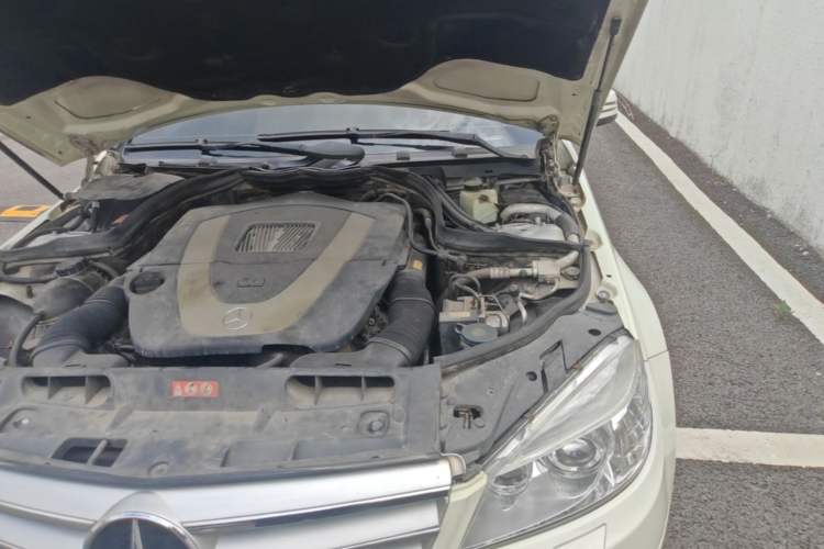 Used Mercedes-Benz C-Class 2010 C 300 Estate Engine Bay Left