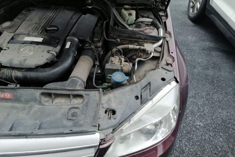 Used Mercedes-Benz C-Class 2010 C 200 CGI Fashion Model Engine Bay Left