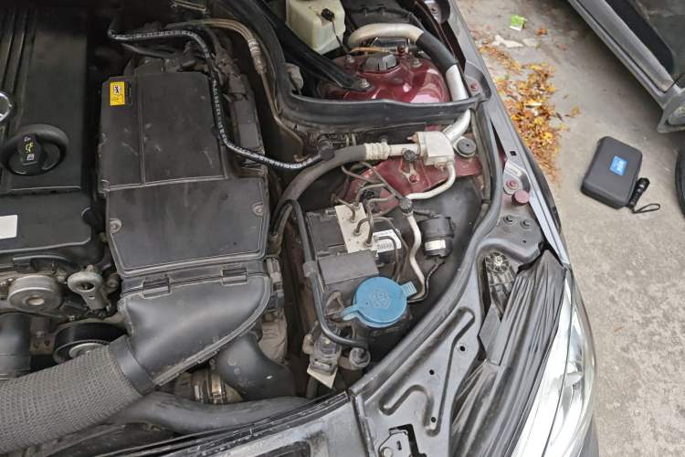Used Mercedes-Benz C-Class 2010 C 180K Classic model Engine Bay Left
