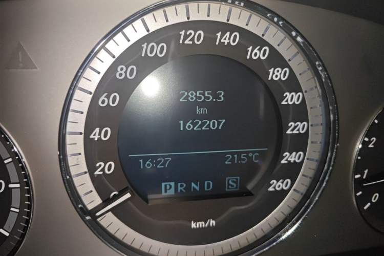 Used Mercedes-Benz C-Class 2010 C 200K Fashion Model Odometer Close Up