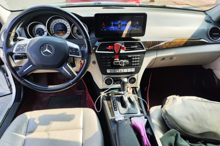 Used Mercedes-Benz C-Class 2010 C 200 CGI Elegance Model Center Console