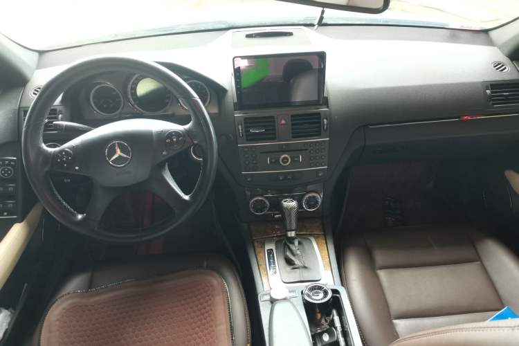 Used Mercedes-Benz C-Class 2010 C 200 CGI Fashion Model Center Console