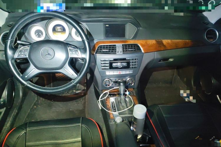 Used Mercedes-Benz C-Class 2010 C 200 CGI Elegance Model Center Console