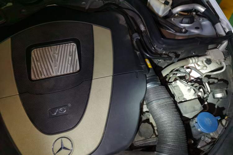 Used Mercedes-Benz C-Class 2010 C 300 Estate Engine Bay Left