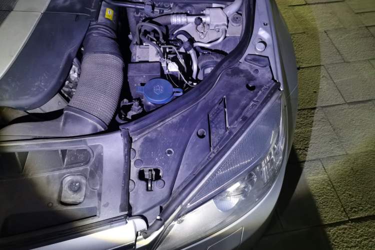 Used Mercedes-Benz C-Class 2010 C 300 Estate Engine Bay Left