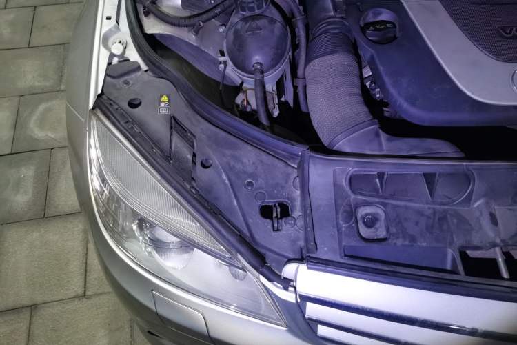 Used Mercedes-Benz C-Class 2010 C 300 Estate Engine Bay Right