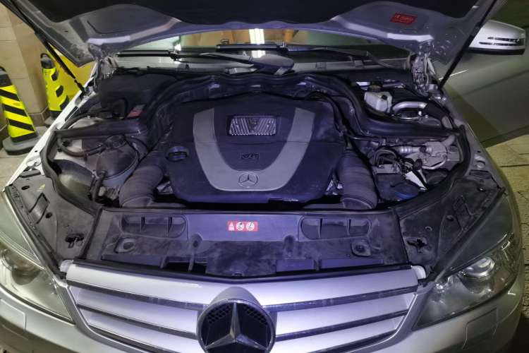 Used Mercedes-Benz C-Class 2010 C 300 Estate Engine Bay
