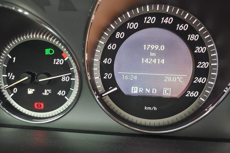 Used Mercedes-Benz C-Class 2010 C 260 CGI Sport Edition Odometer Close Up