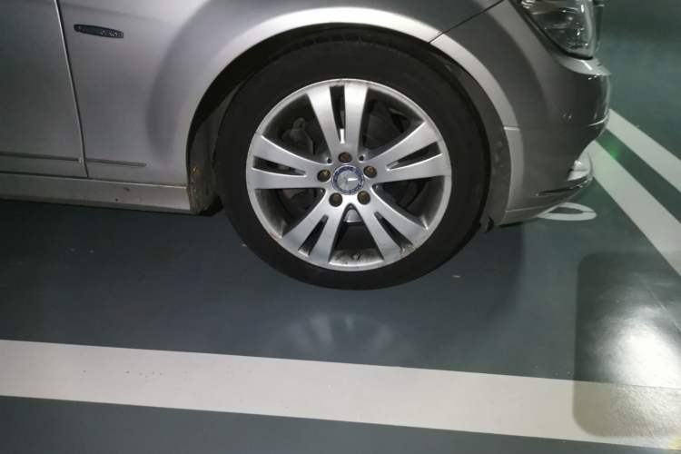 Used Mercedes-Benz C-Class 2010 C 200 CGI Fashion Model Right Front Wheel Hub