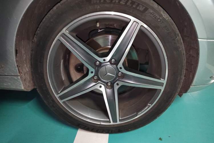 Used Mercedes-Benz C-Class 2010 C 200 CGI Fashion Model Right Front Wheel Hub