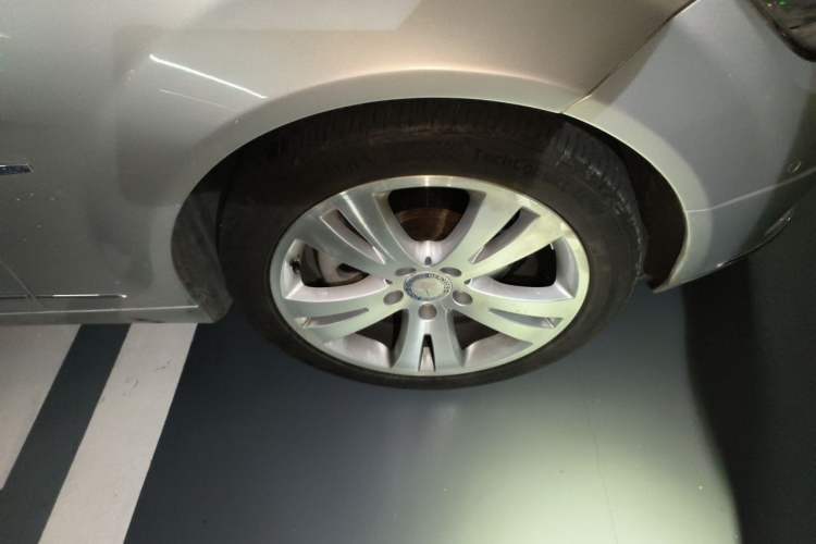 Used Mercedes-Benz C-Class 2010 C 200 CGI Fashion Model Right Front Wheel Hub