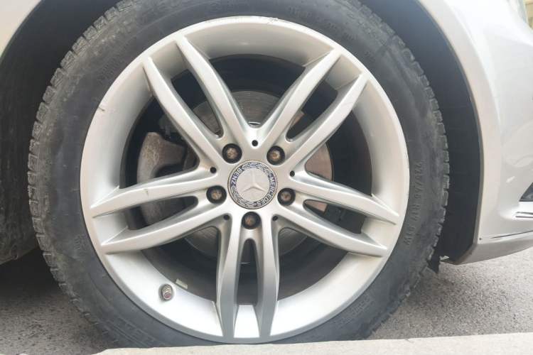 Used Mercedes-Benz C-Class 2010 C 260 CGI Fashion Model Right Front Wheel Hub