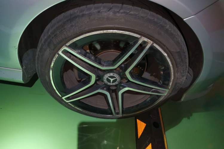 Used Mercedes-Benz C-Class 2010 C 300 Estate Right Front Wheel Hub