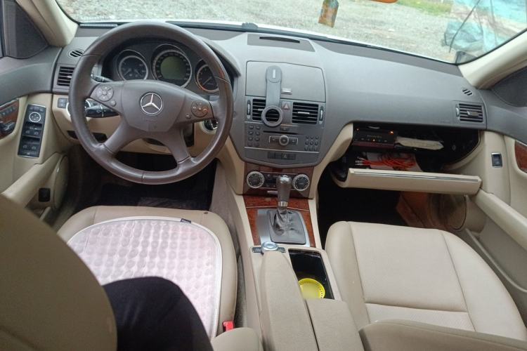 Used Mercedes-Benz C-Class 2010 C 200 CGI Elegance Model Center Console