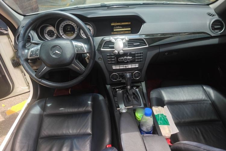 Used Mercedes-Benz C-Class 2010 C 200 CGI Fashion Model Center Console
