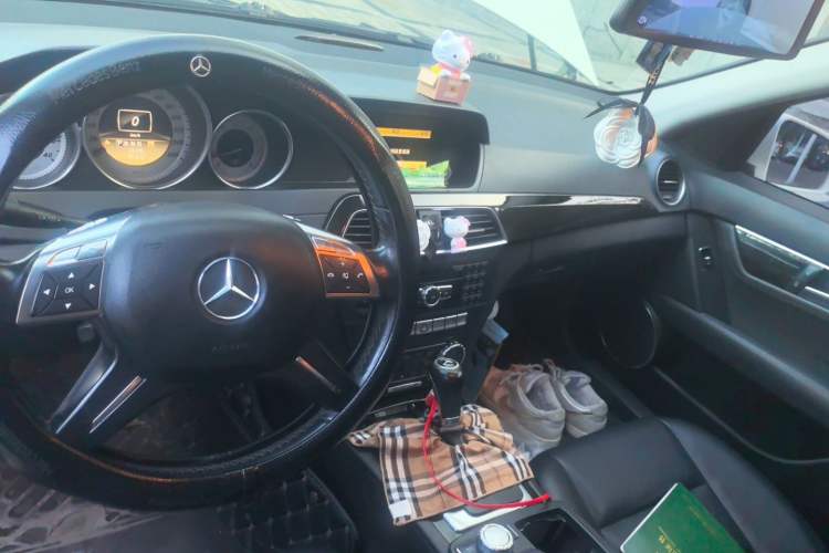 Used Mercedes-Benz C-Class 2010 C 200 CGI Fashion Model Center Console