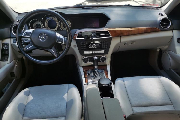 Used Mercedes-Benz C-Class 2010 C 200 CGI Elegance Model Center Console