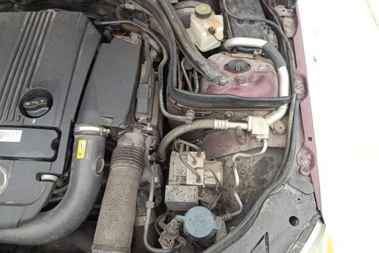 Used Mercedes-Benz C-Class 2010 C 200 CGI Elegance Model Engine Bay Left
