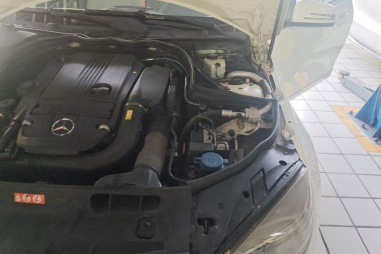 Used Mercedes-Benz C-Class 2010 C 200 CGI Elegance Model Engine Bay Left
