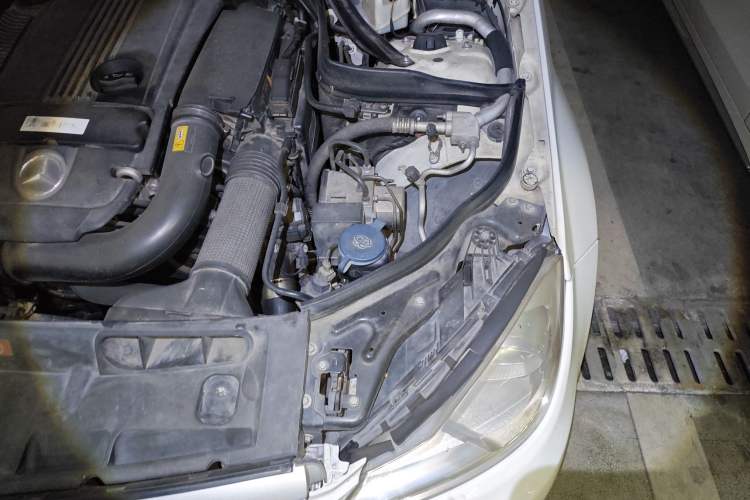 Used Mercedes-Benz C-Class 2010 C 200 CGI Elegance Model Engine Bay Left
