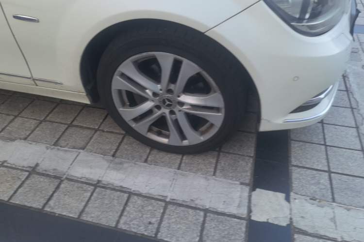 Used Mercedes-Benz C-Class 2010 C 200 CGI Fashion Model Right Front Wheel Hub