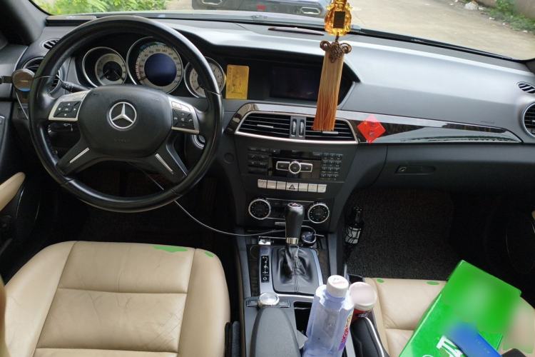 Used Mercedes-Benz C-Class 2011 C 200 CGI Fashion Model Center Console