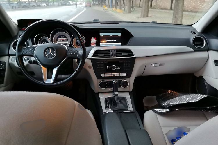 Used Mercedes-Benz C-Class 2011 C 200 Luxury Sport Touring Edition Center Console