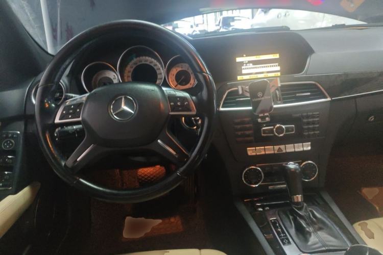 Used Mercedes-Benz C-Class 2011 C 200 CGI Fashion Model Center Console