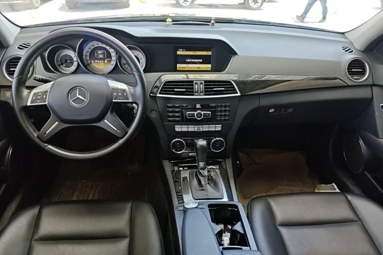 Used Mercedes-Benz C-Class 2011 C 200 CGI Fashion Model Center Console