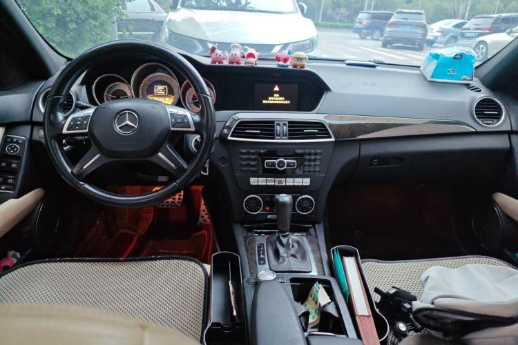 Used Mercedes-Benz C-Class 2011 C 200 CGI Fashion Model Center Console