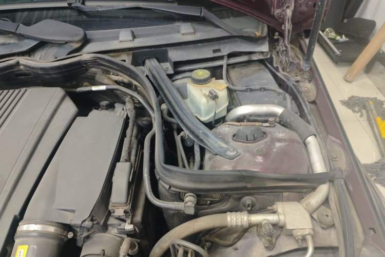 Used Mercedes-Benz C-Class 2011 C 200 CGI Fashion Model Engine Bay Left