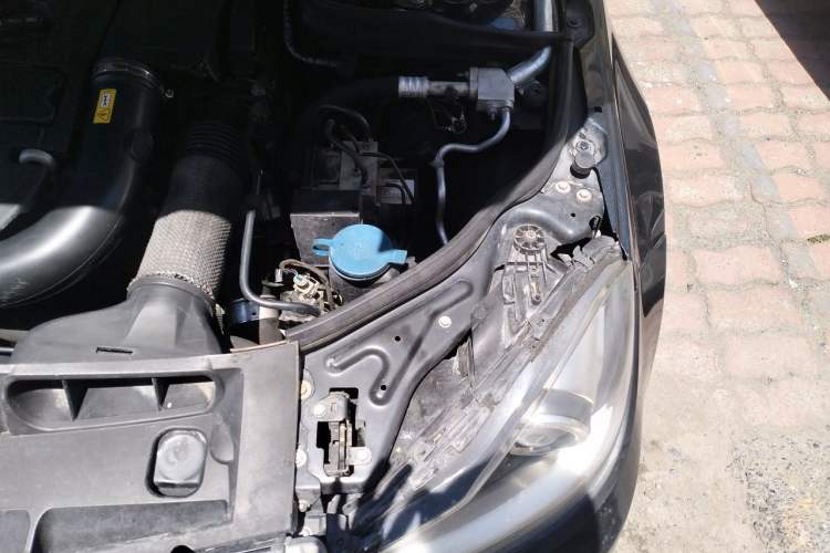Used Mercedes-Benz C-Class 2011 C 200 CGI Fashion Model Engine Bay Left