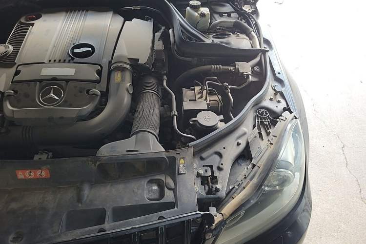 Used Mercedes-Benz C-Class 2011 C 200 CGI Fashion Model Engine Bay Left