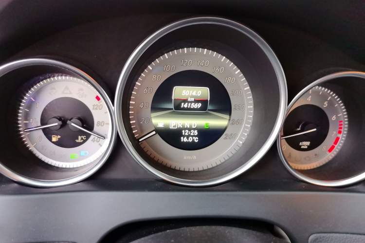 Used Mercedes-Benz C-Class 2011 C 200 Luxury Sport Touring Edition Odometer Close Up
