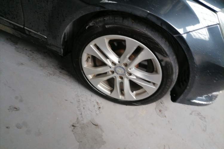 Used Mercedes-Benz C-Class 2011 C 200 Fashion Travel Edition Right Front Wheel Hub