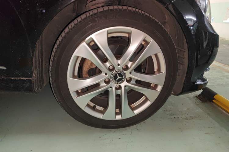 Used Mercedes-Benz C-Class 2011 C 200 Fashion Travel Edition Right Front Wheel Hub