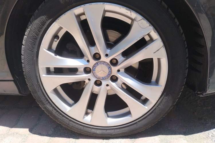 Used Mercedes-Benz C-Class 2011 C 200 CGI Fashion Model Right Front Wheel Hub