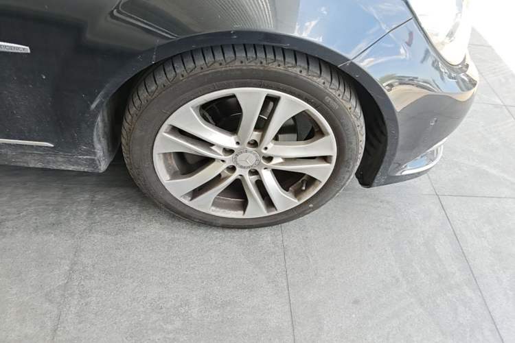 Used Mercedes-Benz C-Class 2011 C 200 CGI Fashion Model Right Front Wheel Hub