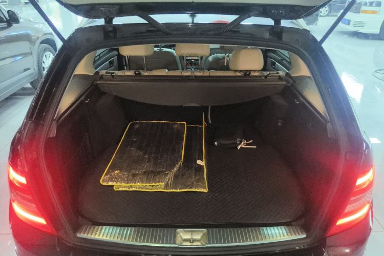 Used Mercedes-Benz C-Class 2011 C 200 Fashion Travel Edition Trunk