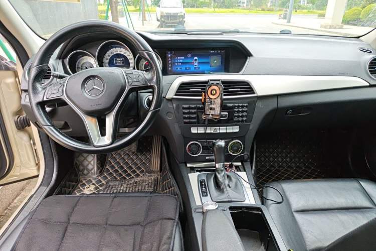 Used Mercedes-Benz C-Class 2011 C 200 Fashion Travel Edition Center Console