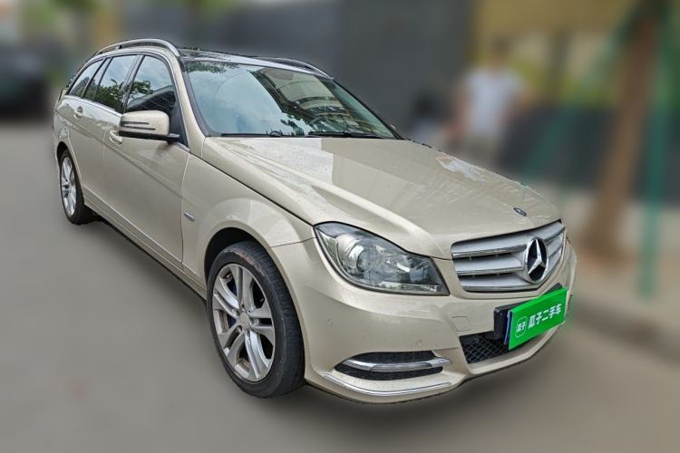 Used Mercedes-Benz C-Class 2011 C 200 Fashion Travel Edition Front Right 45 Deg