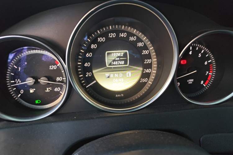 Used Mercedes-Benz C-Class 2011 C 180K Classic model Odometer Close Up