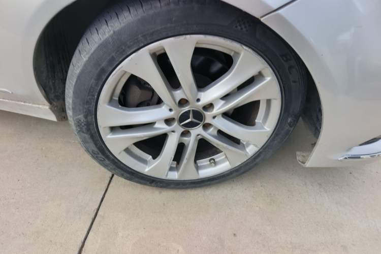 Used Mercedes-Benz C-Class 2011 C 200 CGI Fashion Model Right Front Wheel Hub