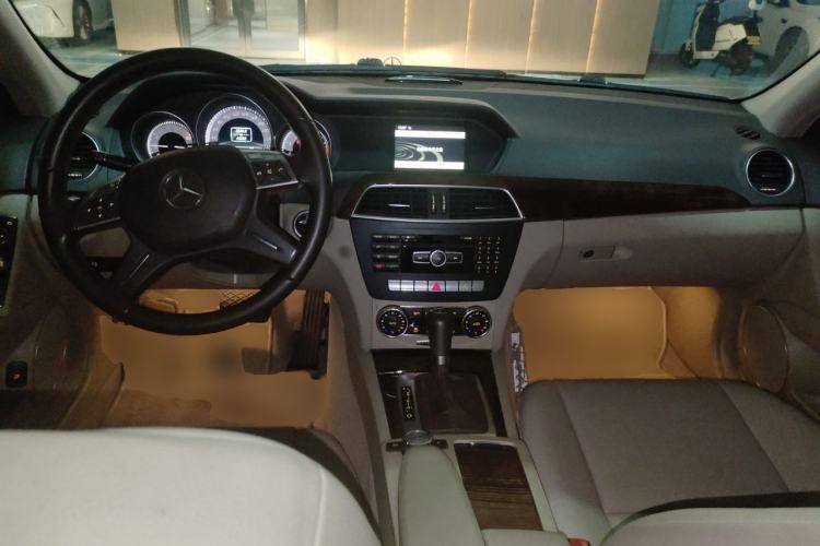 Used Mercedes-Benz C-Class 2011 C 200 CGI Elegant Model Center Console